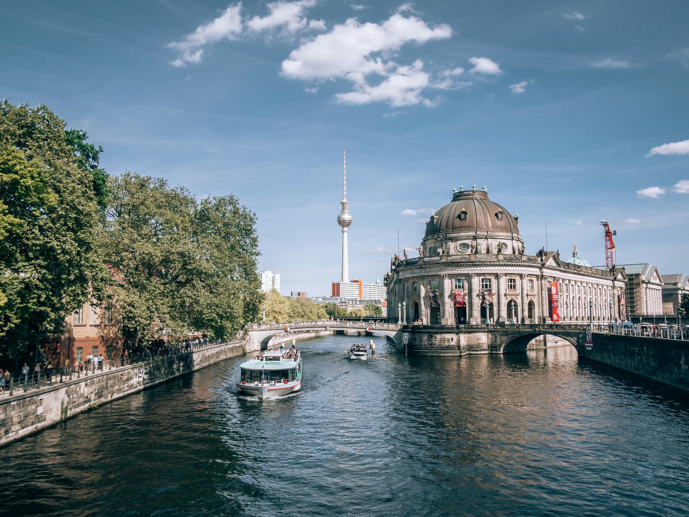 La Spree avec le musée de Bode et la tour de télévision sous un ciel bleu